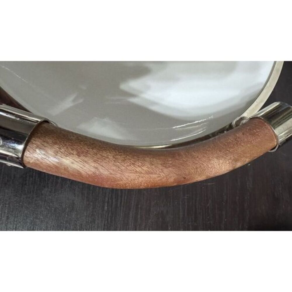 Set Of‎ Two White Ceramic Salad Trys With Wooden Handles And Chrome Rims. - Picture 12 of 14